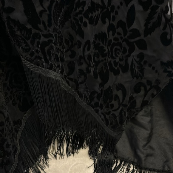 DAVID&YOUNG BLACK CRUSHED VELVET WRAP WITH ROSE&MESH DESIGN ON FRONT WTH FRINGE - Picture 3 of 9